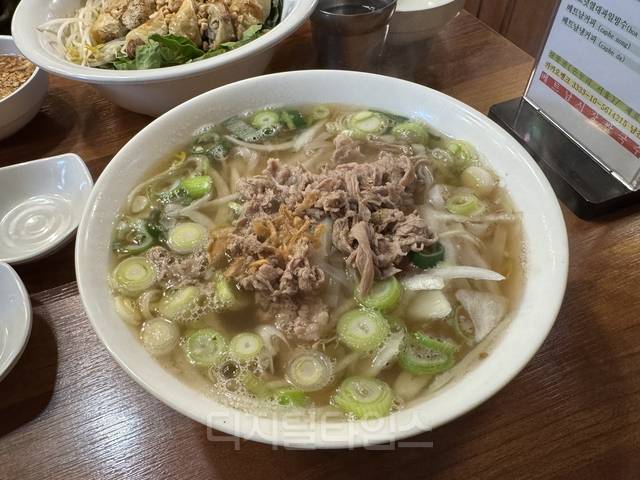 서대문구 영천시장에 위치한 ‘베트남시장쌀국수’의 쌀국수. 정래연 기자