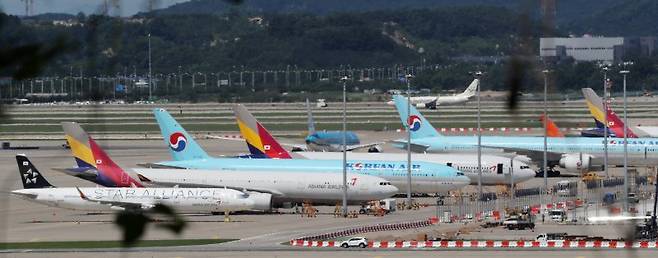 인천공항 계류장에 항공기가 세워져 있다. 뉴스1