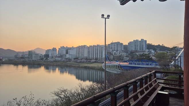 울산 중구 태화루에서 태화강국가정원 쪽을 바라본 풍경. 바로 옆 고래 모양 스카이워크도 보인다. 주성미 기자