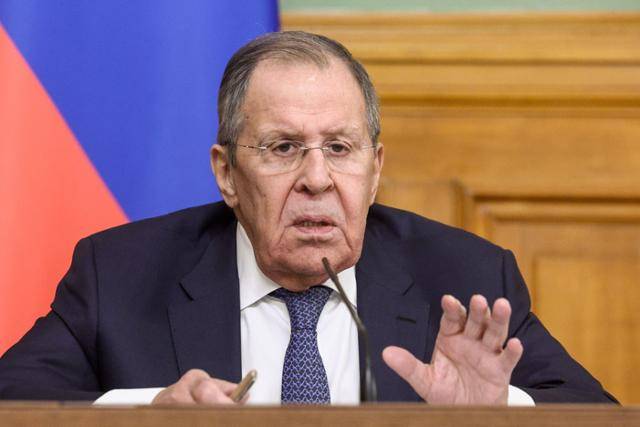 세르게이 라브로프 러시아 외무장관이 3일 외무부 영빈관에서 이집트 외무장관 압델라티와 회담 이후 공동 기자회견에 나서고 있다. 모스크바=타스 연합뉴스