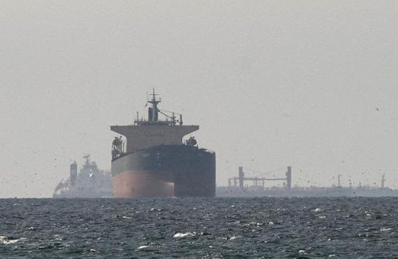 지난달 11일 호르무즈해협 근처인 아랍에미리트(UAE) 라스알카이마에서 촬영된 화물선들의 모습. 라스알카이마=로이터 연합뉴스