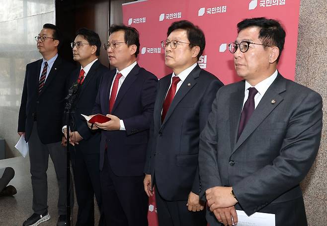 조작기소 국조특위 소속 국민의힘 김형동 간사 등 의원들이 3일 국회에서 열린 국조특위 전체회의에서 "서영교 위원장의 독단적인 국조 운영에 반대하면서 퇴장했다"고 밝히고 있다. 왼쪽부터 곽규택, 윤상현, 김 간사, 박형수, 이상휘 의원. 연합뉴스