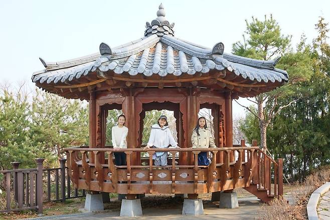 보문동 주민들이 정순왕후의 넋을 기리며 마을의 무사평안을 기원하는 제를 올리는 동망각 정자에 오른 김은제·김도연·박세아(왼쪽부터) 학생기자.