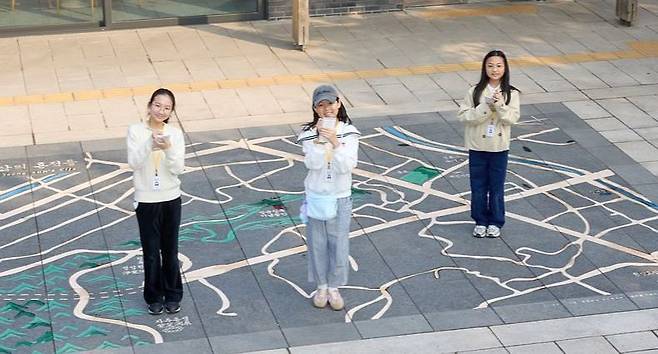 단종비 정순왕후의 지난했던 삶을 기리고, 주민 쉼터 역할을 하는 숭인재를 찾은 김은제·김도연·박세아(왼쪽부터) 학생기자가 정순왕후의 삶을 살펴봤다.