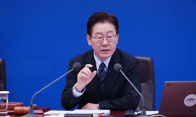이재명 대통령이 6일 오전 청와대에서 열린 제14회 국무회의 겸 제4차 비상경제점검회의에서 발언하고 있다. 청와대사진기자단