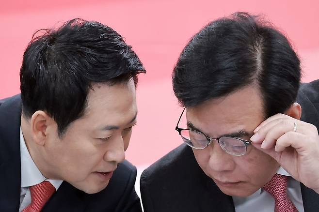 국민의힘 장동혁 대표가 6일 인천 남동구 인천시당에서 열린 현장 최고위원회의에 참석해 송언석 원내대표와 대화하고 있다. 연합뉴스