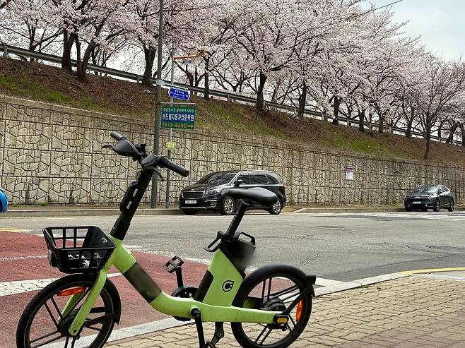 1일 오전 서울 구로구 신도림자동차운전전문학원 표지판 앞에 개인형 이동장치(PM)가 세워져 있다. 이아미 기자