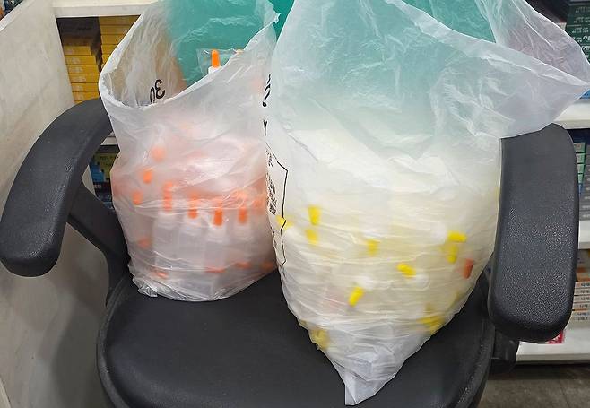 6일 서울 마포구의 한 소아청소년과 인근 약국이 소아 환자를 위한 물약통을 구비해놓았다. 이곳 약사는 "수요 예측이 어려운 상황"이라고 말했다. 채혜선 기자