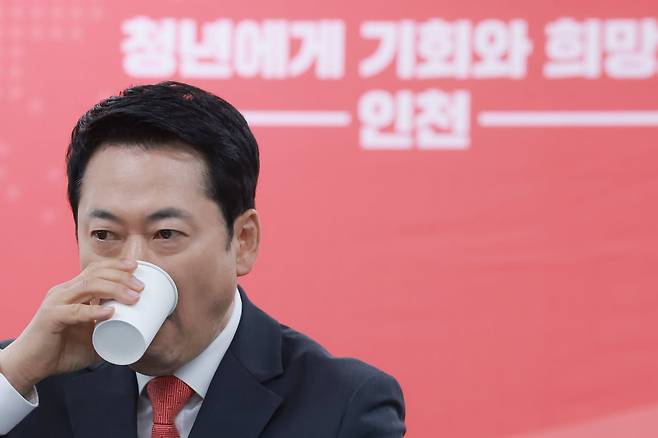 국민의힘 장동혁 대표가 6일 인천 남동구 인천시당에서 열린 현장 최고위원회의에 참석해 물을 마시고 있다. /사진=연합뉴스