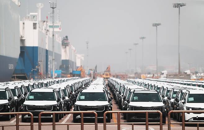 지난 3일 경기 평택항에 수출용 자동차가 세워져 있다. 연합뉴스