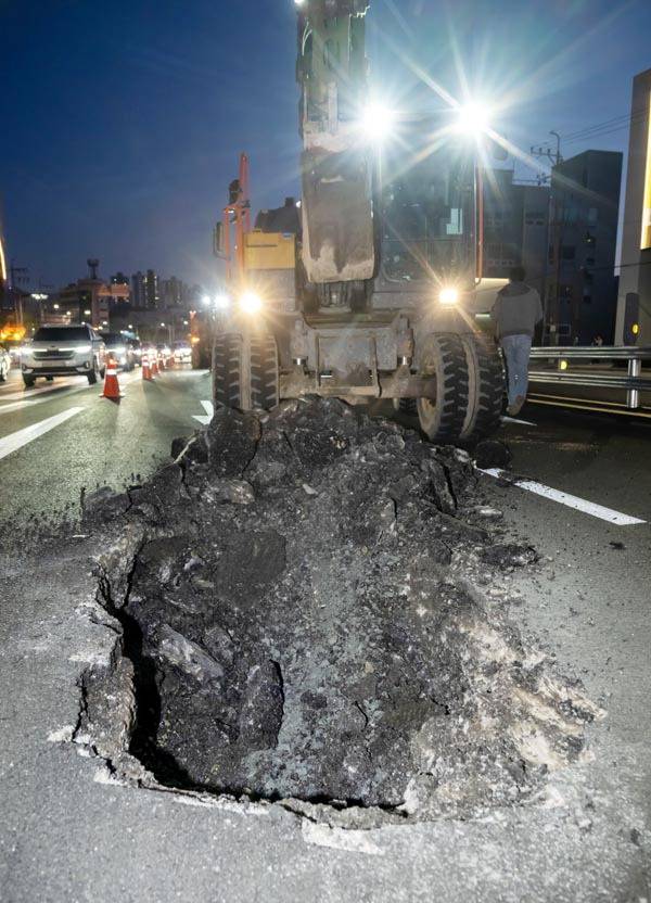 지난 5일 부산 동래구 내성지하차도 일대에 지반 침하가 발생해 차량 통제 후 관계자들이 현장 조사를 하고 있다. 이원준 기자