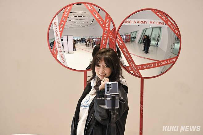 6일 서울 동대문구 동대문디자인플라자에서 열린 ‘DDP 아미마당’을 찾은 해외 팬이 체험 프로그램에 참여하고 있다.