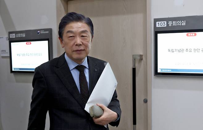 김형석 독립기념관장이 지난 2월3일 오후 정부세종청사 국가보훈부에서 열린 해임 절차 청문회를 마친 뒤 회의장을 나오고 있다./사진=뉴스1