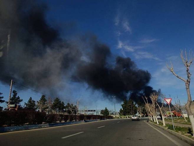 6일(현지시간) 이란 아살루예에 있는 이란 최대 석유화학 시설 인근에서 검은 연기가 나고 있다. 이스라엘 카츠 이스라엘 국방장관은 이날 이스라엘군이 이란 석유화학 생산량의 약 50%를 담당하는 이 시설을 공격했다고 밝혔다. /사진=X