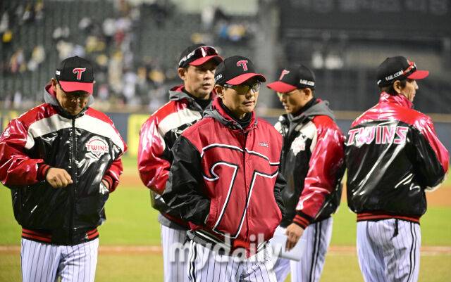 2026년 4월 1일 오후 서울 잠실구장에서 '2026 신한 SOL KBO리그' KIA 타이거즈와 LG 트윈스의 경기. LG 염경엽 감독과 코치들이 7-2로 승리한 뒤 야구장을 빠져나가고 있다./마이데일리