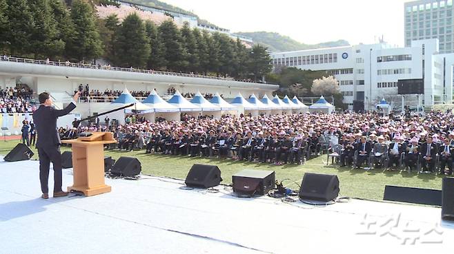 2026 부산부활절연합예배 중 샘깊은교회 손석원 목사가 설교를 하고 있다. 이강현 기자