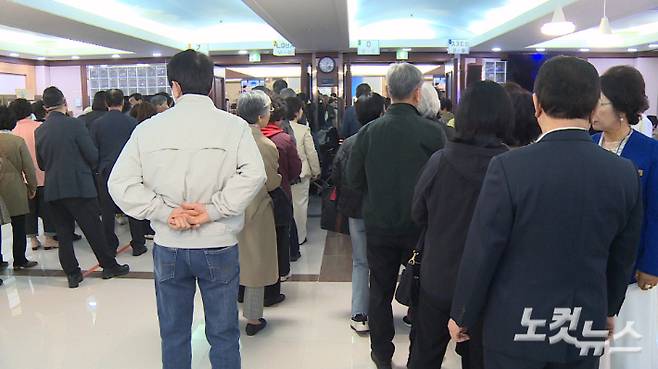 5일 오후 1시, 개최된 공동의회 입장을 위해 성도들이 대기하고 있다. 이강현 기자