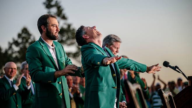 지난해 마스터스에서 스코티 셰플러가 우승자 로리 매킬로이에게 그린 재킷을 입혀주고 있다. 마스터스 공식 홈페이지