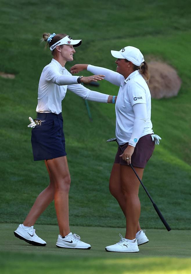 경기 후 인사하고 있는 코르다(왼쪽)와 코글린. 사진 제공=AFP연합뉴스