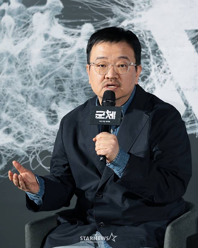 (서울=뉴스1) 권현진 기자 = 연상호 감독이 6일 서울 용산구 CGV용산아이파크몰에서 열린 영화 '군체' 제작보고회에 참석해 인사말을 하고 있다. '군체'는 정체불명의 감염사태로 봉쇄된 건물 안, 고립된 생존자들이 예측할 수 없는 형태로 진화하는 감염자들에 맞서 벌이는 사투를 그린 작품이다. 2026.4.6/뉴스1 Copyright (C) 뉴스1. All rights reserved. 무단 전재 및 재배포, AI학습 이용 금지. /사진=(서울=뉴스1) 권현진 기자
