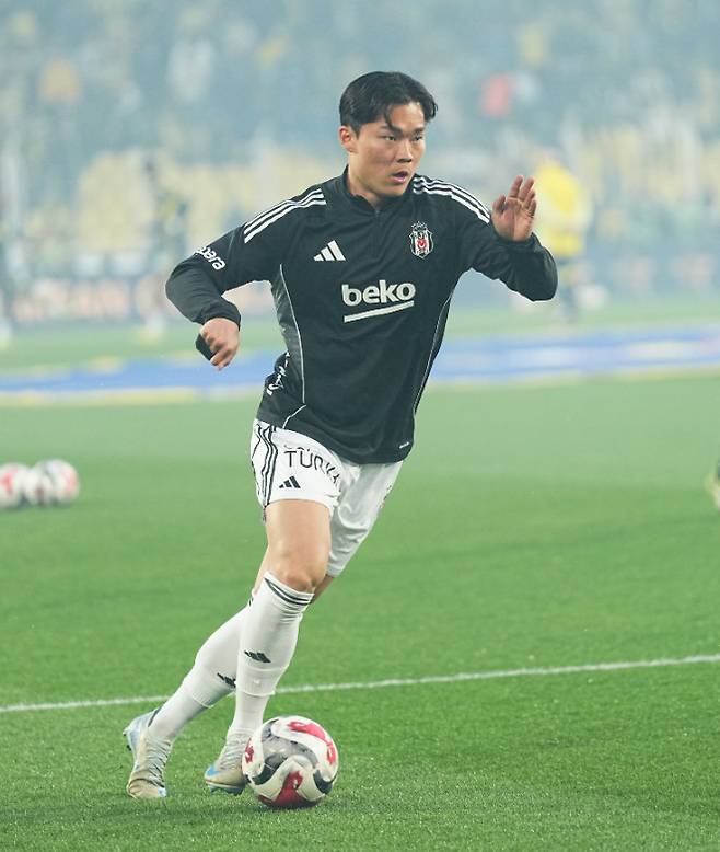 오현규가 6일(한국시간) 튀르키예 이스탄불의 쉬크뤼 사라졸루 스타디움에서 열린 페네르바체와의 2025~2026 쉬페르리그 28라운드 경기 전 볼을 몰며 몸을 풀고 있다. /사진=베식타시 공식 SNS 갈무리