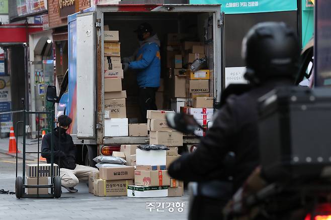 서울 종로구에서 배달노동자들이 일을 하고 있다. 한수빈 기자