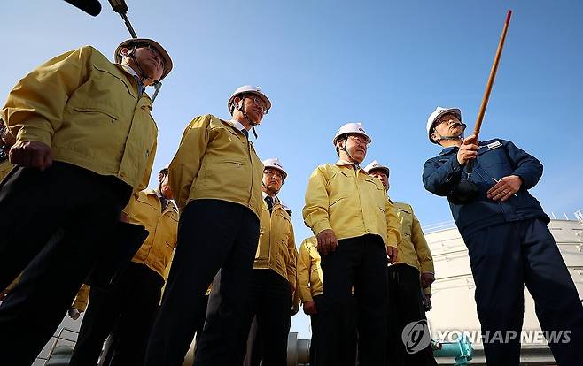 이재명 대통령, 석유비축기지 시찰 (서산=연합뉴스) 김도훈 기자 = 이재명 대통령이 26일 충남 한국석유공사 서산 비축기지에서 석유화학기업 브리핑을 마친 뒤 시설을 살펴보며 관계자의 브리핑을 듣고 있다. 2026.3.26 superdoo82@yna.co.kr