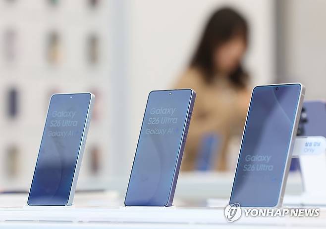 매장에 진열된 갤럭시 S26 울트라 (서울=연합뉴스) 김성민 기자 = '갤럭시 S26 시리즈'가 공식 출시된 11일 서울 서초구 삼성 강남 매장에 갤럭시 S26 울트라가 진열돼 있다. 2026.3.11 ksm7976@yna.co.kr