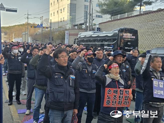 7일 오후 용인시 처인구 BGF로지스 남사센터 앞에서 총파업 출정식을 진행 중인 민주노총 화물연대 서울경기지역본부 조합원들이 구호를 외치고 있다. 최진규기자