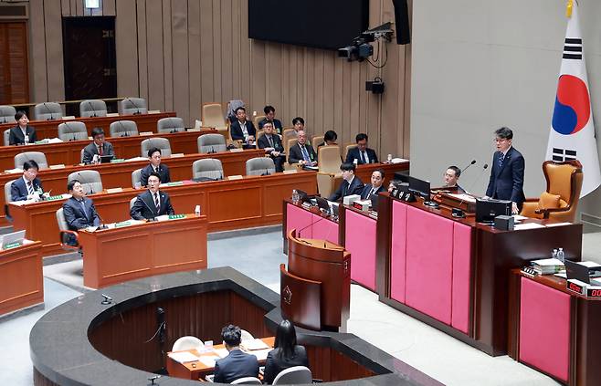 7일 국회 예산결산특별위원회 전체회의에서 위원장인 더불어민주당 진성준 의원이 인사말을 하고 있다./ 연합뉴스