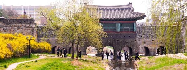 시민들이 북수문(화홍문) 앞 징검다리를 건너고 있다.