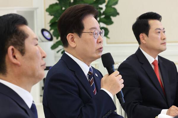 이재명 대통령이 7일 청와대에서 열린 여야정 민생경제 협의체 회담에서 발언하고 있다.왼쪽부터 더불어민주당 정청래 대표, 이 대통령, 국민의힘 장동혁 대표. 연합뉴스