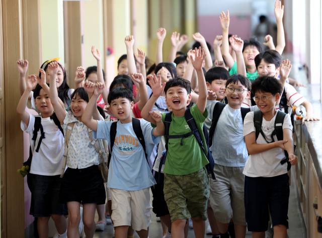 대구 수성구 한 초등학교 학생들이 방학식을 마친 뒤 복도를 뛰어 나오고 있다. 매일신문 DB