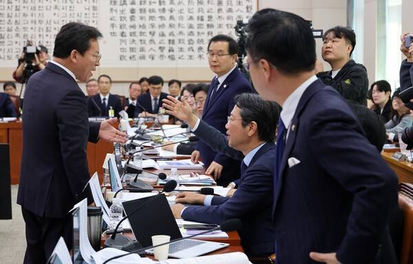 김형동 국민의힘 간사가 7일 국회에서 열린 '윤석열정권 정치검찰조작기소 의혹사건 진상규명' 국정조사특별위원회 전체회의에서 더불어민주당 의원들과 설전을 벌이고 있다. 연합뉴스