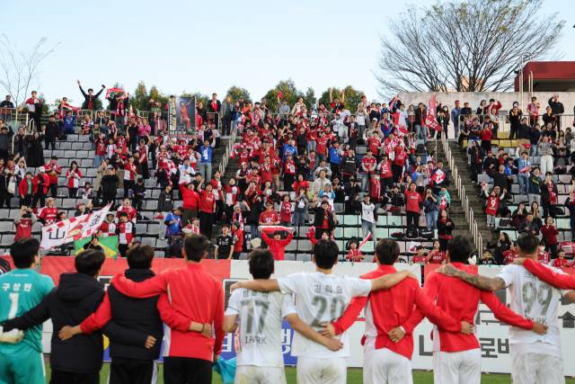 부산아이파크 선수들이 지난 4일 창원축구경기장에서 열린 경남FC전에서 5연승을 거두고 팬들과 함께 기뻐하고 있다. 부산아이파크 제공