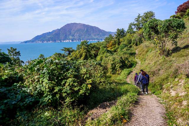 경남 남해군 대표 걷기 여행길인 ‘남해바래길’이 1000번째 완보자를 배출하며 상징적인 이정표를 세웠다. 남해군 제공