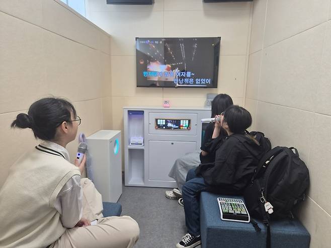 ▲ 군위군 청소년허브센터 내 '청소년문화의 집' 노래방에서 청소년들이 친구들과 노래를 즐기고 있다. 군위군 제공