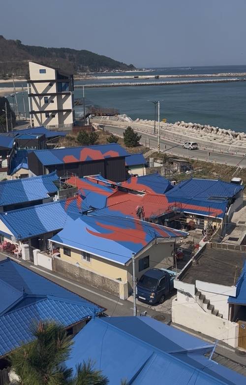 이영수 대표가 만든 후포 등기산마을 지붕 색채 경관개선사업을 통해 지역의 새로운 랜드마크로 거듭나고 있는 전경.<원형래기자>