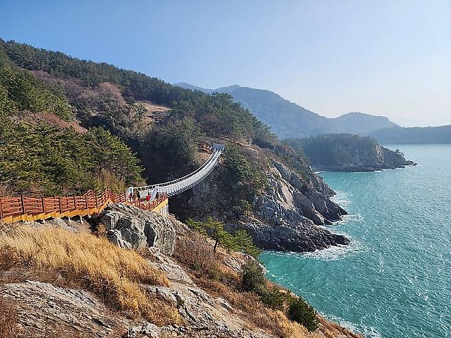 여수섬박람회 부행사장인 여수 금오도 비렁길 4코스 출렁다리.<여수시 제공>