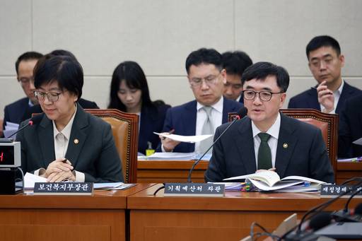 임기근 기획예산처 차관(오른쪽)이 지난달 18일 여의도 국회에서 열린 연금개혁특별위원회 제6차 전체회의에서 질의에 답하고 있다./뉴시스