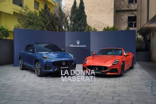 라 돈나 마세라티 행사장에 전시된 럭셔리 SUV 그레칼레(왼쪽)와 이탈리안 컨버터블 그란카브리오.