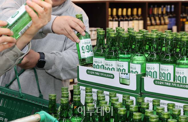 6일 서울 송파구 가락몰 다농마트에서 시민들이 진열된 '착한소주 990'을 살펴보고 있다. 360ml 용량에 알코올 도수 16도인 '착한소주 990'은 조웅래 선양소주 회장이 직접 광고 모델로 참여해 마케팅 비용을 줄이고, 이를 가격 인하에 반영해 출시된 동네 슈퍼 전용 상품이다. 소비자 가격은 병당 990원, 한 박스(20병) 기준 1만9800원이다. (김예연 인턴기자 kimye@)