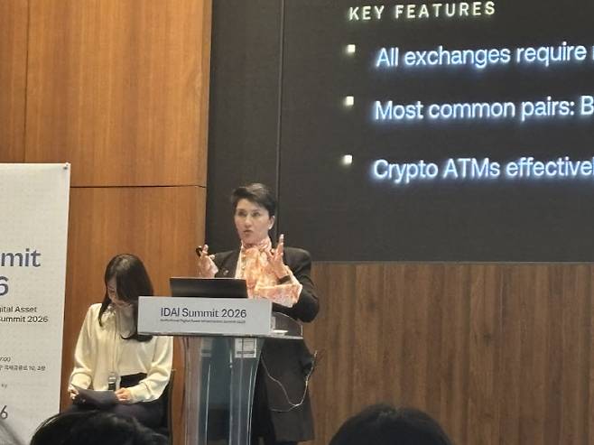 카스토바 COO가 람다256가 지난 2일 개최한 디지털자산 금융 인프라 포럼 2026(IDAI Summit 2026)에서 발표를 하고 있다. (사진=정윤영 기자)