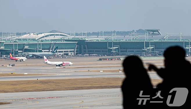 사진은 이날 인천공항 전망대를 찾은 시민들이 항공기들을 바라보는 모습. 2026.3.15 ⓒ 뉴스1 이호윤 기자