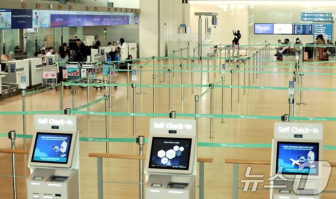 사진은 이날 인천국제공항 1터미널 출국장의 모습. 2026.4.1 ⓒ 뉴스1 이호윤 기자