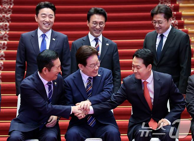 이재명 대통령과 정청래 더불어민주당 대표, 장동혁 국민의힘 대표가 7일 청와대에서 열린 여야정 민생경제협의체 회담 및 오찬에서 손을 맞잡고 있다. (청와대통신사진기자단) 2026.4.7 ⓒ 뉴스1 이재명 기자
