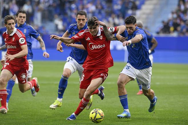 2부 강등 위기에 직면한 세비야 선수단이 팬들로부터 살해 협박을 받는 사건이 벌어졌다. 세비야는 프리메라리가 8경기를 남겨둔 현재 강등권인 18위 엘체에 승점 2점 앞선 17위에 그치고 있다. 향후 결과에 따라 26년 만에 2부리그로 강등될 위기에 놓여 있다. EPA연합뉴스