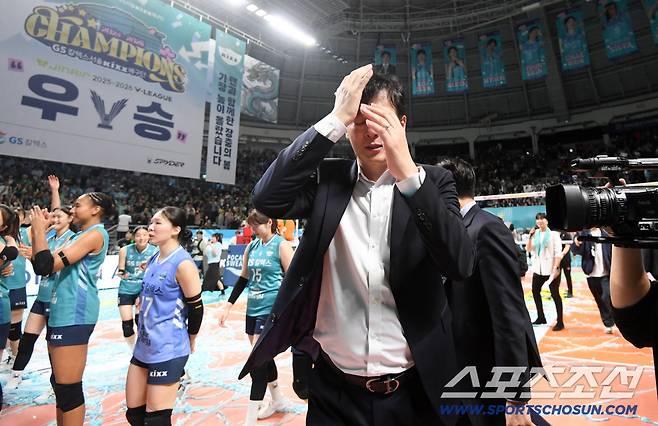 5일 장충체육관에서 열린 V리그 챔피언결정전 GS칼텍스와 도로공사의 경기. 우승을 차지한 GS칼텍스 이영택 감독이 눈물을 흘리고 있다. 장충=박재만 기자 pjm@sportschosun.com/2026.04.05/