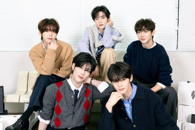 보이그룹 앤더블이 첫 단체 이미지를 공개했다. 사진 속 멤버들은 제로베이스원 때와는 또 다른 분위기를 풍긴다. /YH엔터