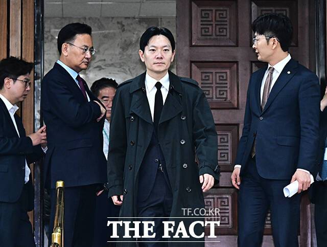 청문회장 입장하는 박상용 검사.